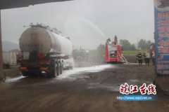马鞍山：油罐车在加油站附近突发火情