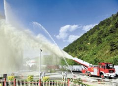 河北首辆涡喷式消防车承德实战演练 实现远距离