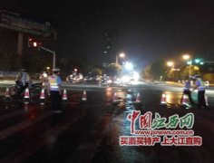 油罐车漏油 公路变“油路”新余交警紧急处置（