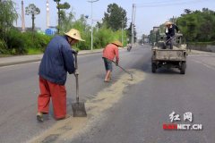 二手油罐车6公里漏600斤油7辆摩托车打滑摔倒多人受伤