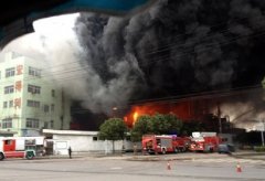 温州一皮革厂突发大火 6个油罐爆炸危险解除(图