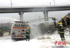 四川一油罐车装15吨油起火 旁边面包车被烧光