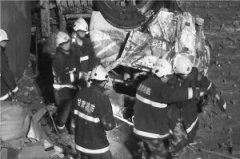 临洮县东乡五里铺收费站口一辆油罐车发生侧翻
