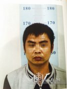 莽撞摩托手逼停两列火车 道口护栏撞碎了还要往前走
