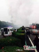 沪昆高速油罐车发生爆炸 造成1死2伤(图)