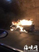 隧道内皮卡自燃 众人以为油罐车爆炸弃车狂奔