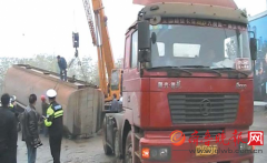 油罐车车体脱落废水哗哗泄漏 被疑是危化品