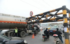 安徽一油罐车撞上大桥限高横杆 惨遭掀顶