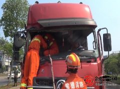 常德市城区一满载油罐车追尾货车 油罐车副驾驶
