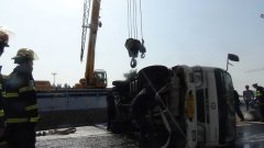 厦门一油罐车立交桥上侧翻 柴油“浸湿”路面