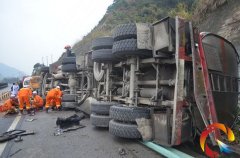 油罐车高速路上侧翻 造成一人死亡 柴油泄露
