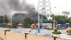 油罐车轮胎爆炸起火