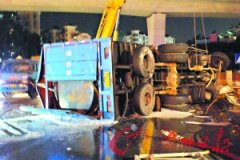 私改油罐车翻车 柴油漏满地