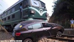 福建泉州：汽车与火车相撞被推出20米远