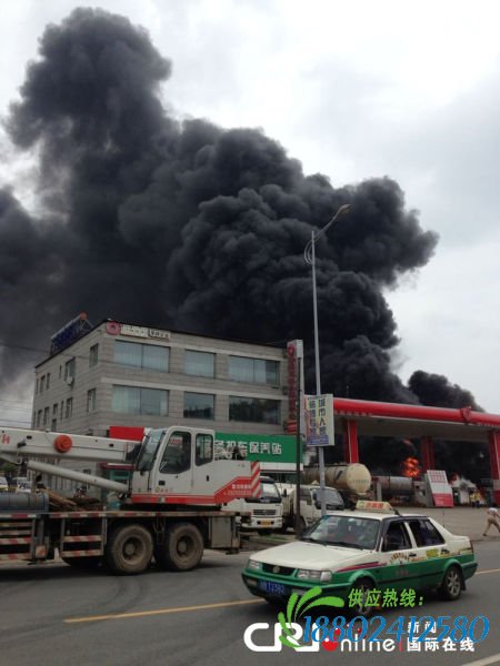 2013年6月28日,吉林市哈达湾成达加油站一辆油罐车在倒油过程中突然