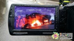 重庆万州油罐车发生爆燃 引燃附近5辆小车(图)