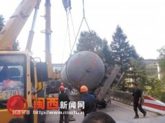 连城一油罐车因避让车辆侧翻河里未发生泄漏