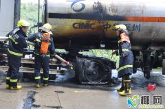 惊险！琼中一油罐车油罐车轮胎爆胎发生了火灾