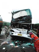 荣乌高速公路大巴油罐车相撞15人受伤
