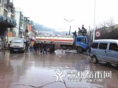 外地油罐车三桥失控