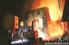 秭归一辆油罐车24日晚侧翻后爆炸 5人遇难3人受伤