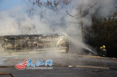 新余:26吨油罐车侧翻“314”省道路中央（图）