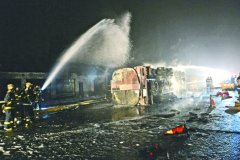 油罐车侧翻爆炸致2死2伤 成温邛全线暂关闭