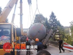 连城:一油罐车因避让车辆侧翻河里 未发生泄漏