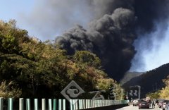玉元高速一油罐车下坡时侧翻起火致1人死亡[组图]