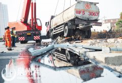 躲避拾荒者 油罐车高速路上侧翻