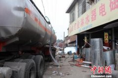 自贡一油罐车爆炸 9人受伤10余间民房受损