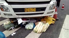 一油罐车将电动车撞倒卷进车底 骑车男子当场身