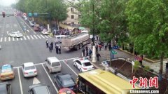 哈尔滨一油罐车与电动车相撞致1人死亡(图)