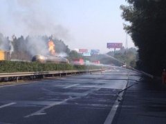 成南高速液化石油气罐车追尾爆炸 致5车被毁伤亡不明