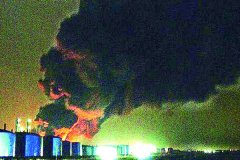 车辆起火引油罐爆炸 7辆油罐车化成灰烬(图)