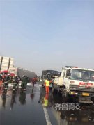 山东荣乌高速近40辆车因团雾连环撞，一罐车侧翻
