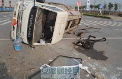 芜湖一油罐车超速行驶撞翻三轮车 车辆侧翻司机