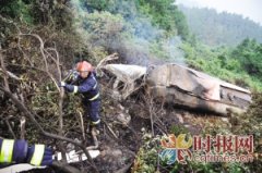 载有17吨柴油罐车滚下山崖起火