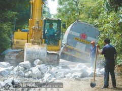 油罐车侧翻陷入沟里交通中断 公交车两头接驳运