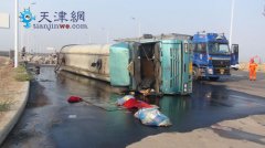 油罐车侧翻致柴油泄漏 消防抢险四小时(图)