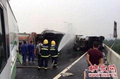 郑新黄河大桥一油罐车侧翻 满载30吨汽油(图)