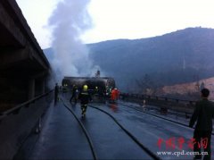 京昆高速一油罐车爆炸致3死1伤 已临时封路