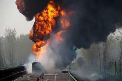 安徽合徐高速两油罐车追尾起火爆炸(图)