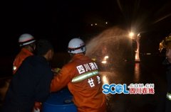 康定一油罐车与货车相撞 致12吨汽油泄漏