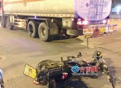 厦门：油罐车与摩托车发生碰撞 骑手倒地重伤昏