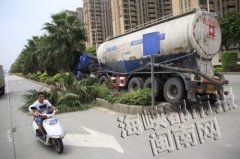 漳州市龙文北路一油罐车避让摩托“骑”上绿化