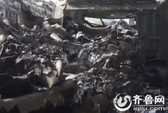 济南绕城高速西线32吨油罐车爆炸 引燃周边两辆货车