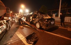 小车冲破中央护栏与水泥罐车相撞 致一死一伤