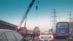 上海一槽罐车撞破高架护栏坠地 司机不幸身亡