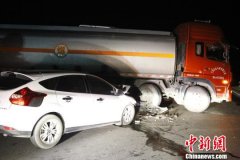 京藏高速青海境内一满载油罐车违章调头发生车